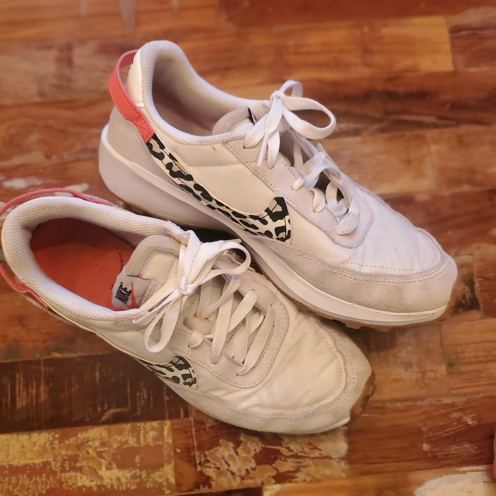 Nike Women's Waffle Debut